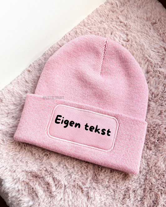 Muts met tekst/logo