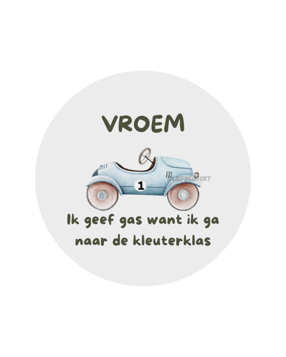 Ronde vinyl sticker – “Vroem, ik geef gas want ik ga naar de kleuterklas”