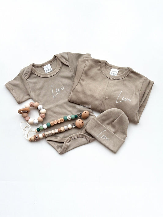 Geboorte setje / kraam cadeau met muts, romper, pyjama, speenkoord en bijtring