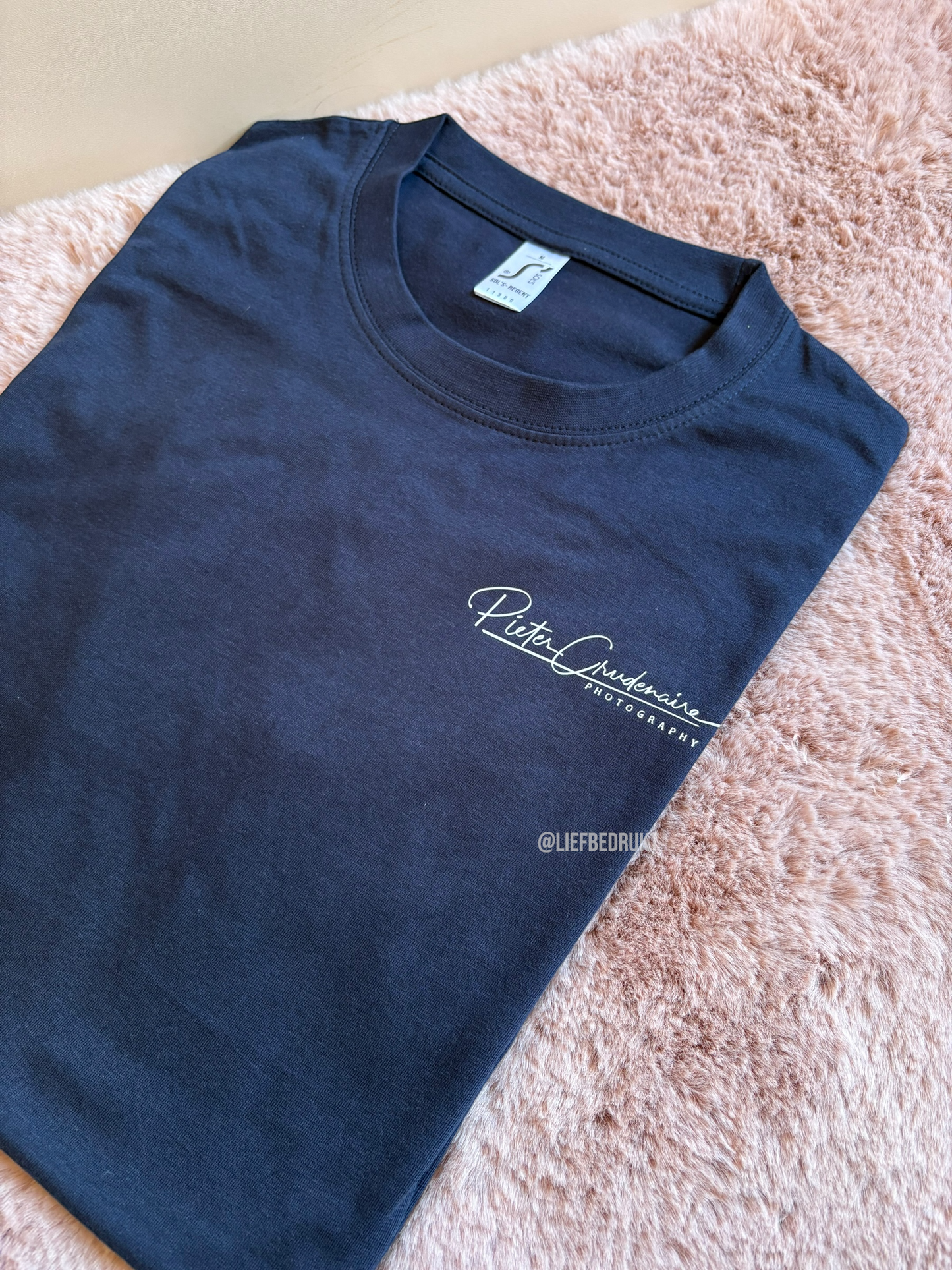 T-shirt met eigen logo op voor & achterkant