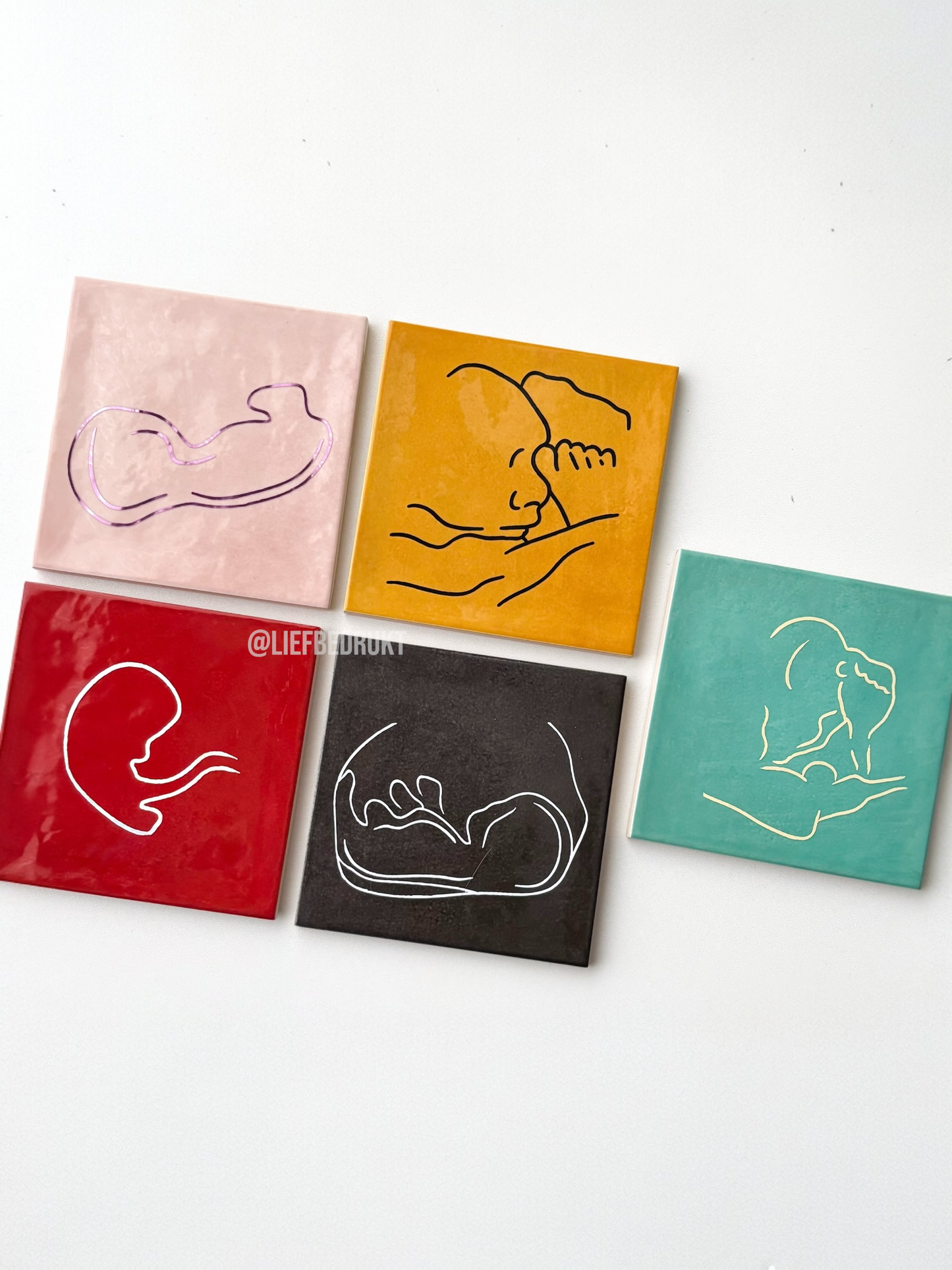 Tegel met handgetekende Echo silhouet