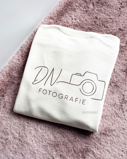 Sweater/hoodie met eigen logo op voor & achterkant