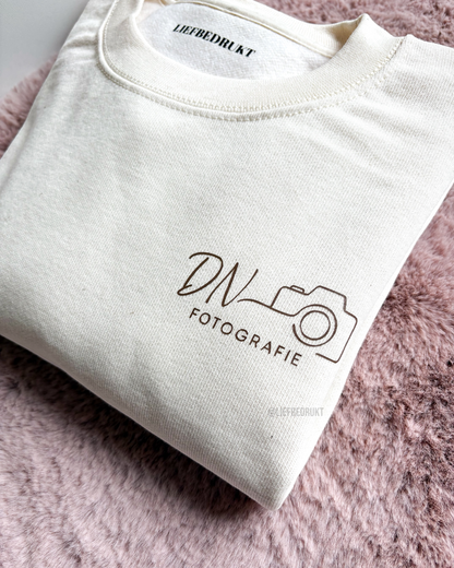 Sweater/hoodie met eigen logo op voor & achterkant