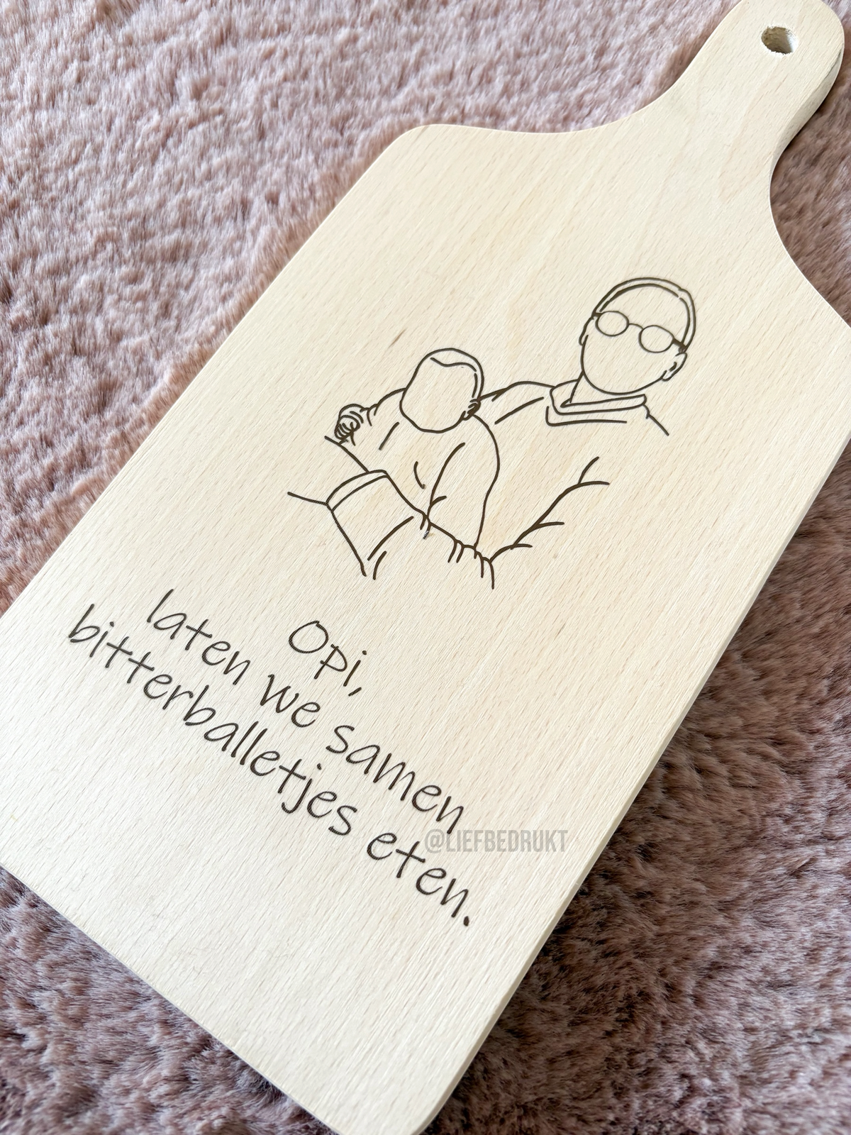 Borrelplankje met lijnillustratie