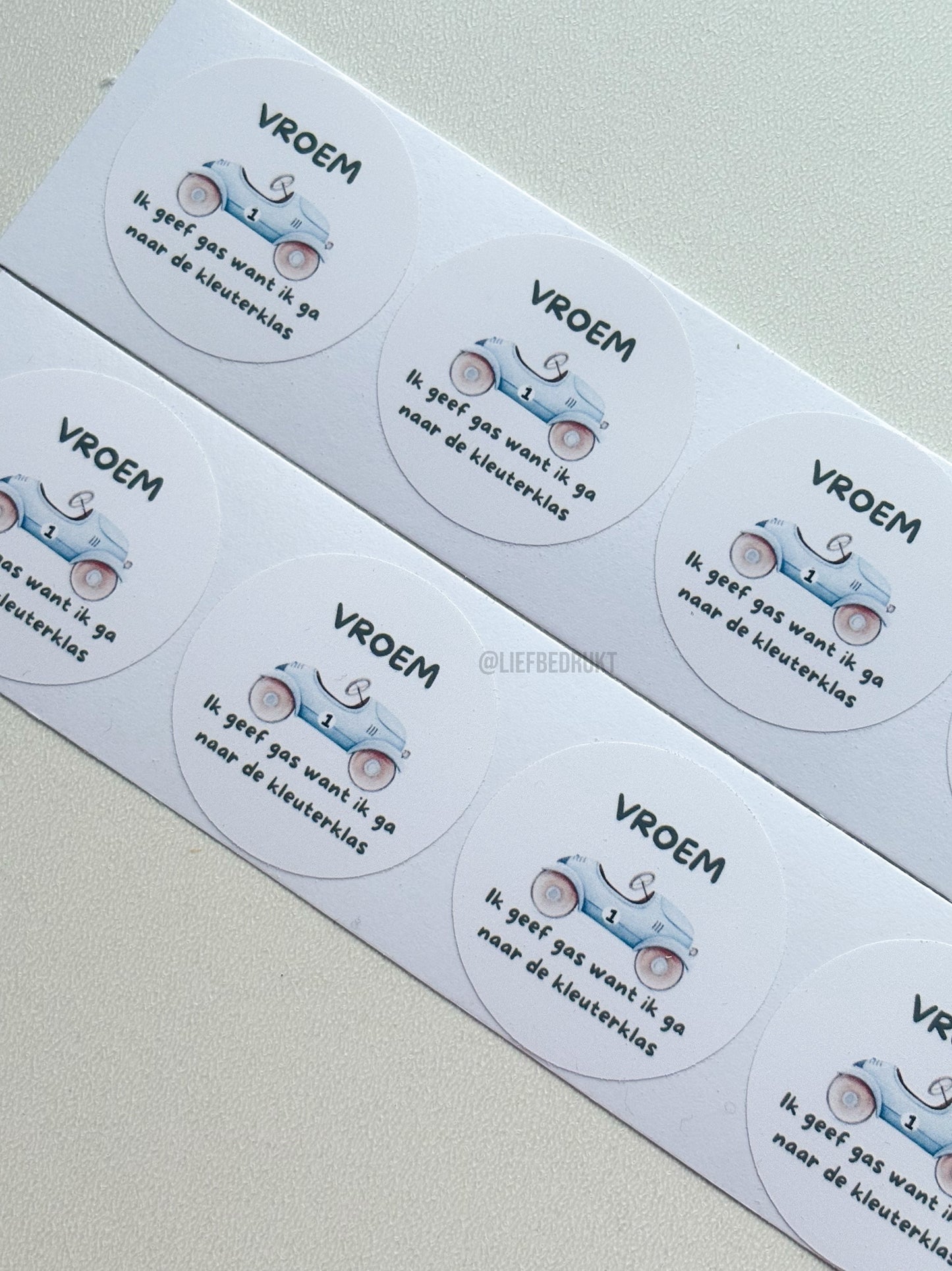 Ronde vinyl sticker – “Vroem, ik geef gas want ik ga naar de kleuterklas”