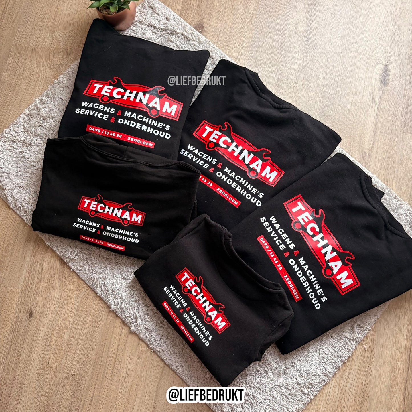 Sweater/hoodie met eigen logo op voor & achterkant