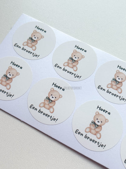 Ronde vinyl sticker – “Hoera, een broertje!”