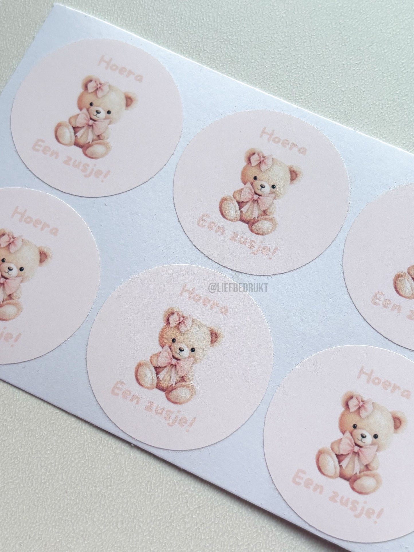 Ronde vinyl sticker – “Hoera, een zusje!”