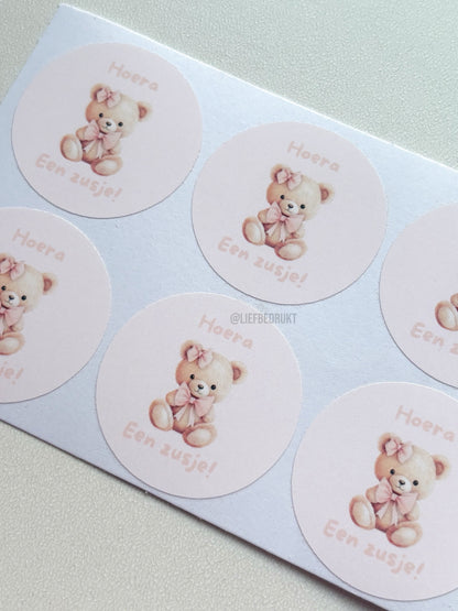 Ronde vinyl sticker – “Hoera, een zusje!”
