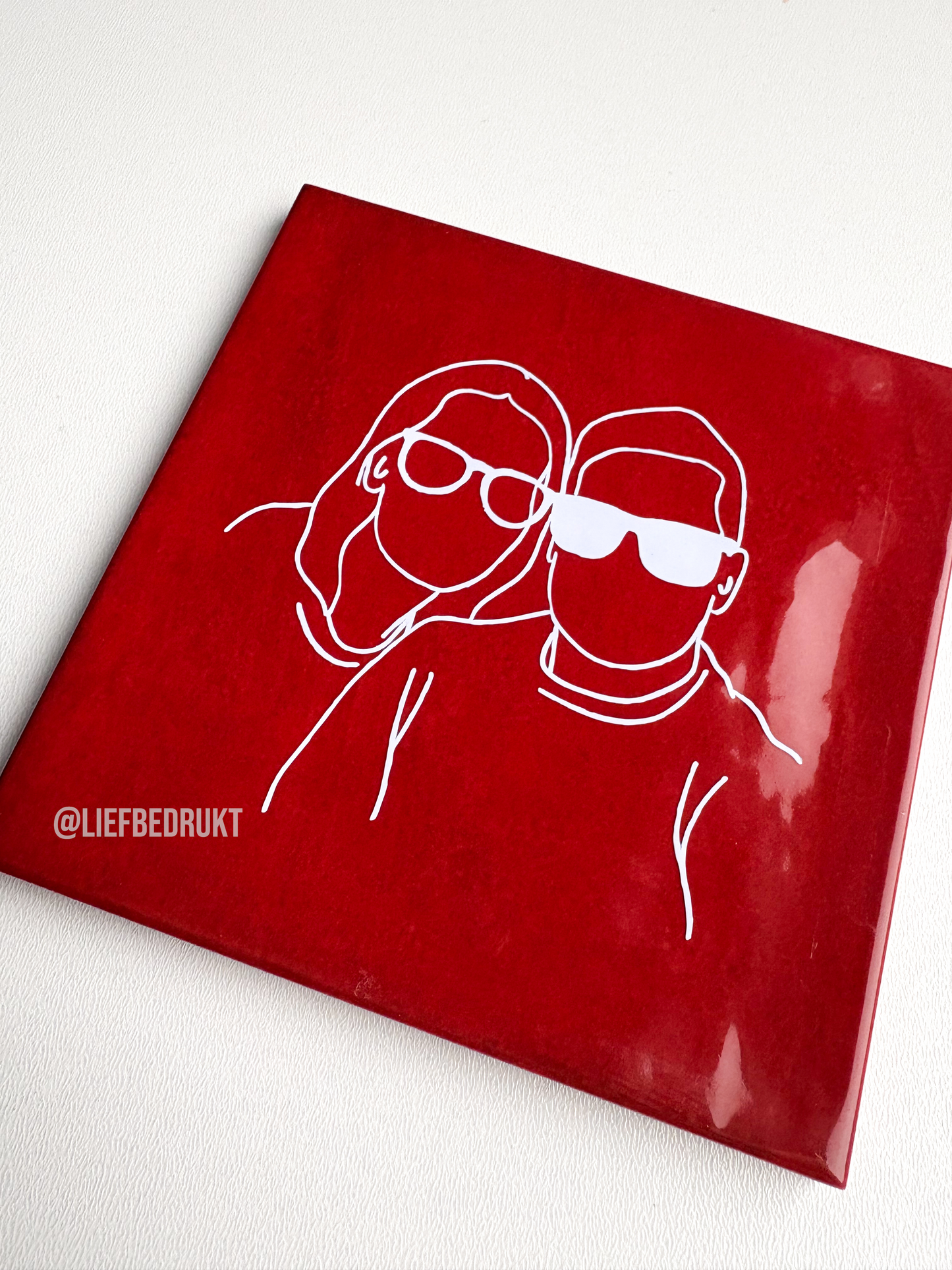 Tegel met handgetekende lijntekening